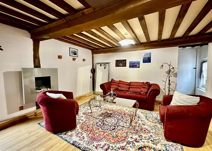 Spacious Flat 65 Sqm With Beach And Cliffs At 100M